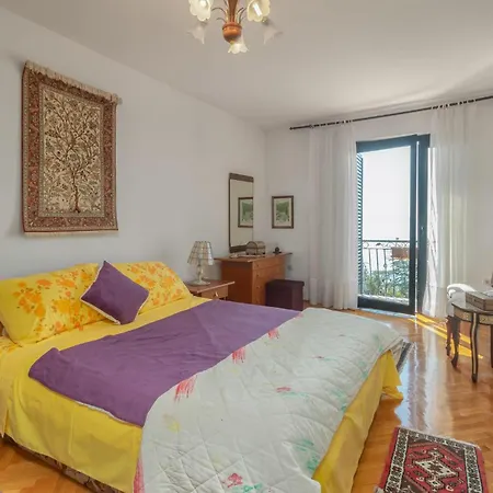 Pet Friendly In With Kitchen *