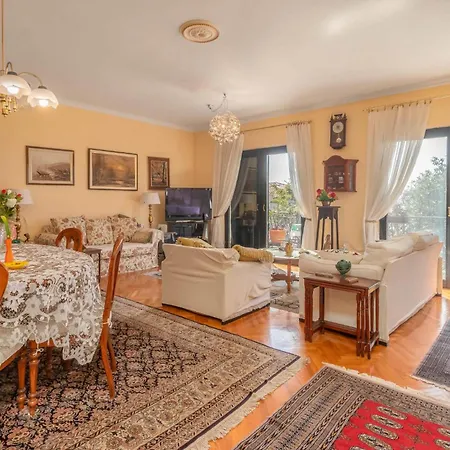 Pet Friendly In With Kitchen *